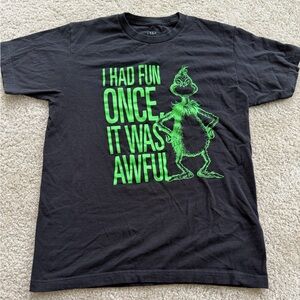 EUC. Medium Universal Studios Grinch T Shirt